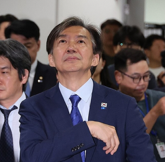 조국 조국혁신당 대표가 22대 국회 개원일인 30일 오전 기자회견을 하기 위해 서울 여의도 국회 소통관으로 들어가고 있다.<연합뉴스>